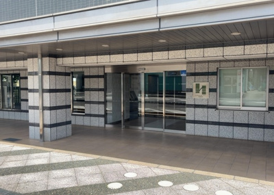 【エントランス】 | レクセルガーデン相模原 | マンションのエントランスには、もともと風よけや防犯の役割がありますが、マンションによって宅配ボックスなどの設備が備わっている所もあります。日々の生活をイメージしながら生活しやすさをチェックしましょう。