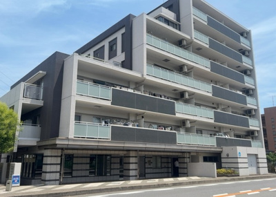 【現況写真】 | レクセルガーデン相模原 | 外観はマンション管理がされているかの目安になります。築年数が古いと、壁面は劣化してひび割れが生じることも！建物が古びていても細かいところが修繕されていると、きちんと管理されているなぁと感じるでしょう。