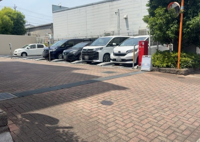 【駐車場】 | レクセルガーデン相模原 | 車一台あたりに必要なスペースは、標準サイズの普通自動車で横幅2m50cm、長さ5mは必要になります。ただし、乗降のことも考慮して横幅3m30cm、長さ5m50cmほどは確保できるところを選びましょう。