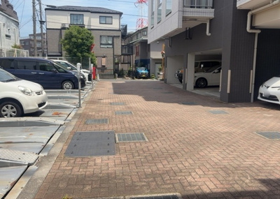 【駐車場】 | レクセルガーデン相模原 | 駐車場と明記されていても、最小スペースでつくられた駐車場だと大型車は駐車できなかったり、出入りしにくくなったりする可能性があります。お車のサイズと購入したい物件の駐車場のサイズを現地で確認しましょう。