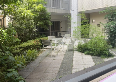 【庭】 | レクセルガーデン相模原 | 物件によっては、入居者が個人的に使用できる専用庭がついているものもあります。また、住宅の中にある土間の部分を庭と呼ぶこともあります。庭の用途は住む人によって変わり、それによってデザインもさまざまです。