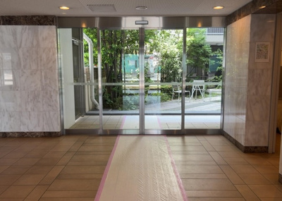 【ロビー】 | レクセルガーデン相模原 | ラウンジは、マンションの共用スペースに椅子やテーブルなどを配置した利用者が寛げる空間です。屋内型ラウンジと屋外型ラウンジがあります。共用部分の管理状況と合わせて、詳細については現地でご確認ください。