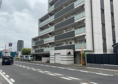 【外観】 | レクセルガーデン相模原 | 外観はマンション管理がされているかの目安になります。築年数が古いと、壁面は劣化してひび割れが生じることも！建物が古びていても細かいところが修繕されていると、きちんと管理されているなぁと感じるでしょう。