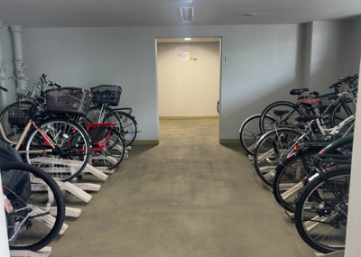 【駐車場】 | レクセルガーデン相模原 | 車一台あたりに必要なスペースは、標準サイズの普通自動車で横幅2m50cm、長さ5mは必要になります。ただし、乗降のことも考慮して横幅3m30cm、長さ5m50cmほどは確保できるところを選びましょう。