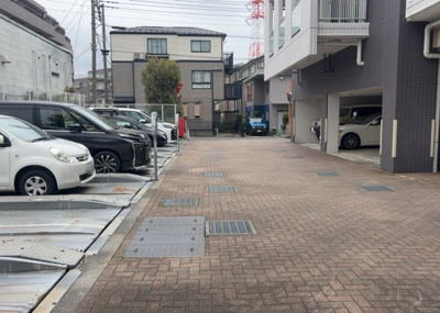 【駐車場】 | レクセルガーデン相模原 | 駐車場と明記されていても、最小スペースでつくられた駐車場だと大型車は駐車できなかったり、出入りしにくくなったりする可能性があります。お車のサイズと購入したい物件の駐車場のサイズを現地で確認しましょう。