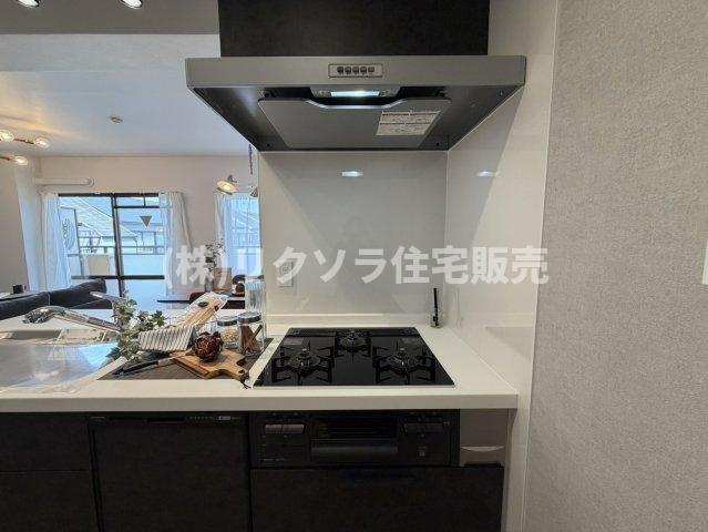 ライオンズマンション星田のキッチン|ビルトイン3口コンロ
■物件内覧・資金計画相談・住宅ローン相談、リフォーム相談、お問合せ受付中■
※当日・翌日のご内覧、ご相談はお電話でのお問合せがスムーズです！