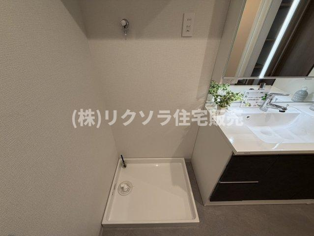 ライオンズマンション星田のランドリースペース|ドラム式も設置可能　上部に棚あり
■物件内覧・資金計画相談・住宅ローン相談、リフォーム相談、お問合せ受付中■
※当日・翌日のご内覧、ご相談はお電話でのお問合せがスムーズです！