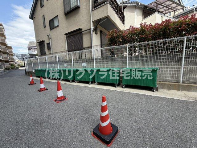 ライオンズマンション星田の現況写真|敷地内ゴミステーション
■物件内覧・資金計画相談・住宅ローン相談、リフォーム相談、お問合せ受付中■
※当日・翌日のご内覧、ご相談はお電話でのお問合せがスムーズです！