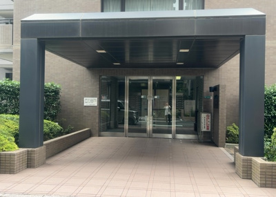 【エントランス】 | モア・ステージ相模原・富士見 | マンションのエントランスには、もともと風よけや防犯の役割がありますが、マンションによって宅配ボックスなどの設備が備わっている所もあります。日々の生活をイメージしながら生活しやすさをチェックしましょう。