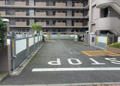 【駐車場】 | モア・ステージ相模原・富士見 | 車一台あたりに必要なスペースは、標準サイズの普通自動車で横幅2m50cm、長さ5mは必要になります。ただし、乗降のことも考慮して横幅3m30cm、長さ5m50cmほどは確保できるところを選びましょう。