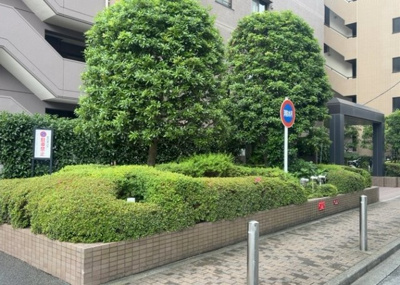 【中庭】 | モア・ステージ相模原・富士見 | 中庭（パティオ）とは、一つの建築物の内部に設けられた、壁などで囲われている庭のことを指します。コの字型、ロの字型が主流ですが、L字型の中庭もあります。最近では、インテリア性の高さからも人気があります。