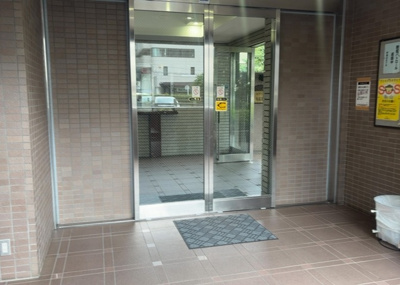 【ロビー】 | モア・ステージ相模原・富士見 | ラウンジは、マンションの共用スペースに椅子やテーブルなどを配置した利用者が寛げる空間です。屋内型ラウンジと屋外型ラウンジがあります。共用部分の管理状況と合わせて、詳細については現地でご確認ください。