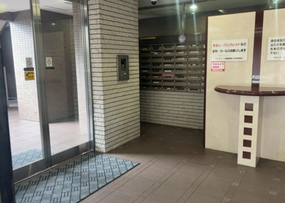 【ロビー】 | モア・ステージ相模原・富士見 | ロビーというと、エントランスと何がちがうの？と思いますよね。実はロビーとエントランスには明確な決まりはありません。物件によっては、エントランスを入って広がるある程度の広さのある空間がロビーとなります。