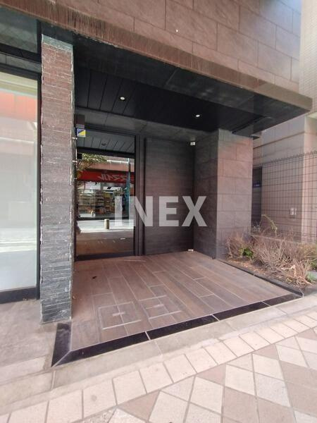 横浜市西区藤棚町１丁目の賃貸マンションのエントランス