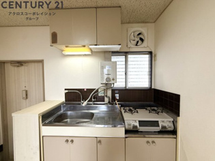 2口ガスコンロ付きのシンプルなキッチン