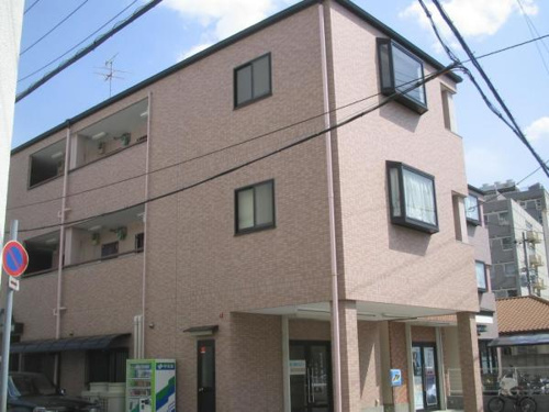 外壁タイル貼りのおしゃれな外観です。