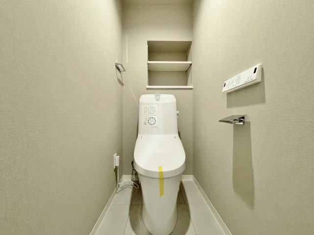 マイキャッスル東長崎のトイレ|トイレも新規交換につき快適です
トイレ上部には便利な吊戸棚を設置しています