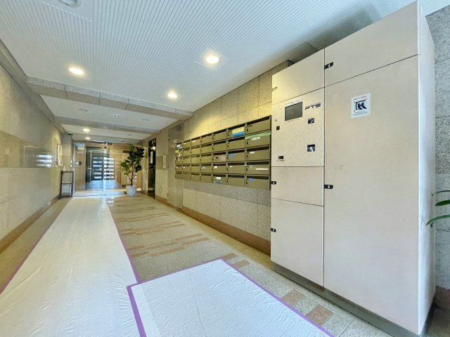 マイキャッスル東長崎のロビー|お留守がちなご家庭に便利な宅配ボックスを装備しています