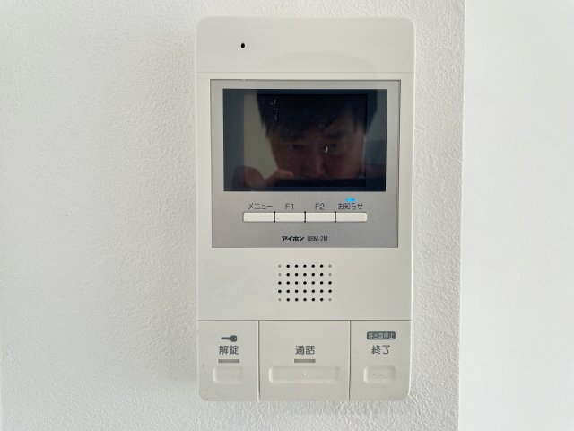 マイキャッスル東長崎のセキュリティ|【TVモニター付きインターホン】
インターホンの映像で来訪者の声と顔を確認後鍵を解錠することができるTVモニター付きインターホン完備