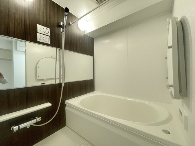 マイキャッスル東長崎の浴室|ユニットバスも新規交換につき快適です
雨の日のお洗濯物や寒い冬場の入浴に便利な浴室換気乾燥機が標準装備です