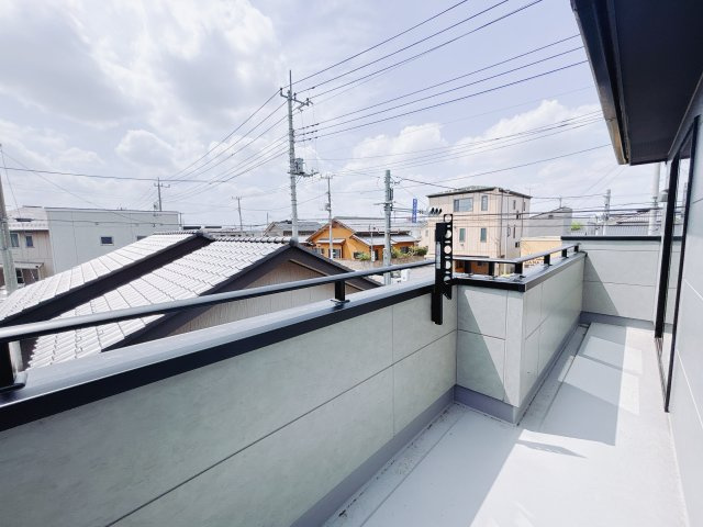 【新築戸建】前橋市六供町1丁目のバルコニー|■バルコニー｜広さが特徴的なワイドバルコニー♪お子様が小さいうちはプールを置いて遊ぶこともできます。大切なペットも安心して走り回れる広さを確保しております。お布団もたくさん干せて便利です！