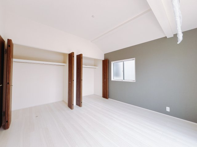 【新築戸建】前橋市六供町1丁目の寝室|■主寝室｜寝室にはアクセントクロスをあしらい、ホテルのような落ち着いた空間を演出しました。南向きなので陽当りも良く、朝は爽やかな陽射しがお部屋を包みます☆