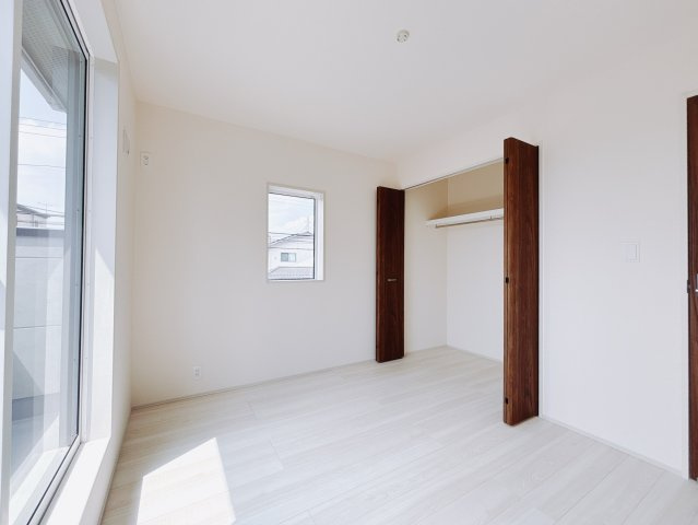 【新築戸建】前橋市六供町1丁目の洋室|■2階洋室｜ナチュラルカラーの床です。模様替えなどとても楽しく工夫できます♪陽当たり、風通しもとても良いので毎日快適な生活スタートです！子供部屋にも良いですね♪