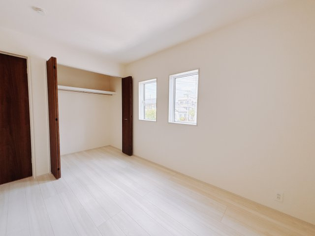 【新築戸建】前橋市六供町1丁目の洋室|■2階洋室｜2階各居室には収納をご用意しています♪常にお部屋を綺麗に保てます！小さなお子様も自然とお片付けができるようになるのでうれしいですよね！
