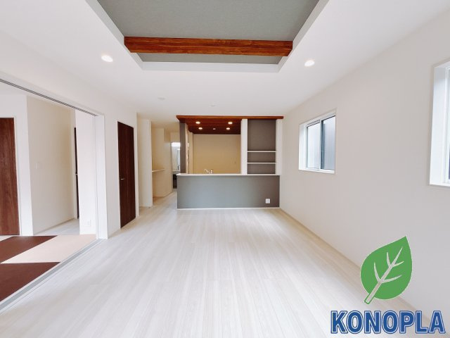 【新築戸建】前橋市六供町1丁目の居間・リビング|■リビング｜落ち着きのある表情を見せるリビングダイニング。太陽の光がたっぷり差し込むリビングは、自然とご家族が集まる居心地の良い空間です。