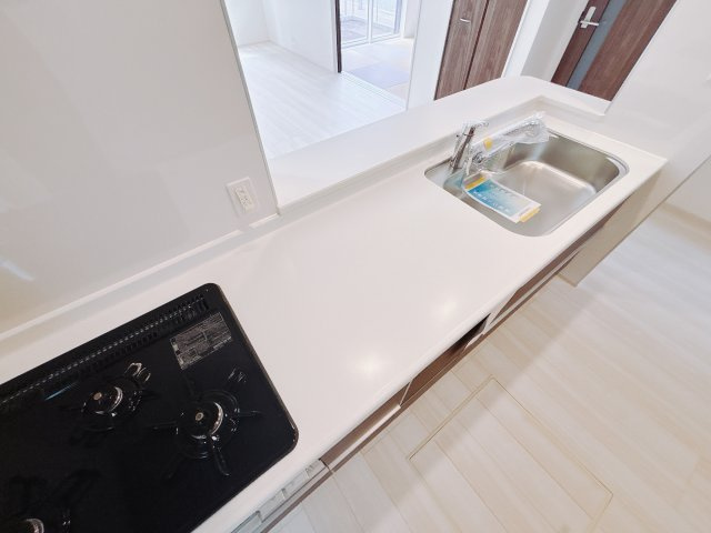 【新築戸建】前橋市六供町1丁目のキッチン|■キッチン｜ワークトップ下には、圧力鍋やパスタ鍋などのかさばる調理器具もラクラク収納可能なスライド収納！ものが溢れがちなキッチン回りもスッキリきれいに管理ができます♪