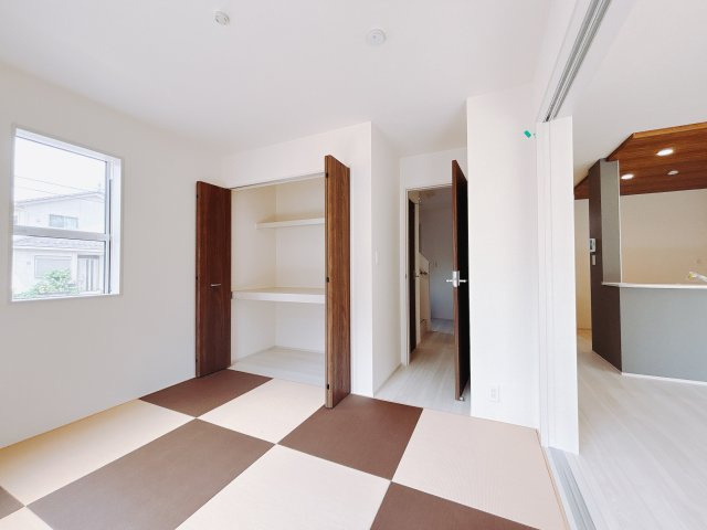 【新築戸建】前橋市六供町1丁目の和室|■1階和室｜リビングと繋がっている和室は、お子様の様子を見守りながらお洗濯物を畳んだり、家事の合間のちょっとした休憩やのんびりお昼寝にも♪セカンドリビングとしてもお使いいただけます。