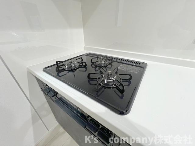 ◎茅ヶ崎市浜之郷　新築戸建のキッチン|天井のアクセントクロスとの統一感が感じられるキッチン☆