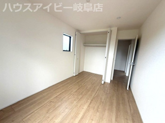 【洋室】 | 岐阜市中川原新築建売限定1邸！ゆったり19.6帖のリビングダイニング！収納豊富なお家！お車並列3台！ | 岐阜市中川原新築建売限定1邸！ゆったり19.6帖のリビングダイニング！収納豊富なお家！お車並列3台！