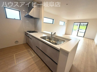【キッチン】 | 岐阜市中川原新築建売限定1邸！ゆったり19.6帖のリビングダイニング！収納豊富なお家！お車並列3台！ | 岐阜市中川原新築建売限定1邸！ゆったり19.6帖のリビングダイニング！収納豊富なお家！お車並列3台！