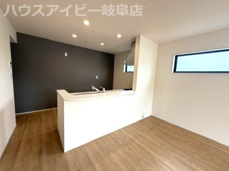 【居間・リビング】 | 岐阜市中川原新築建売限定1邸！ゆったり19.6帖のリビングダイニング！収納豊富なお家！お車並列3台！ | 岐阜市中川原新築建売限定1邸！ゆったり19.6帖のリビングダイニング！収納豊富なお家！お車並列3台！