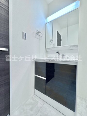 【独立洗面台】 | 豊橋市高師町 59-2期 新築一戸建て 2号棟 | 独立洗面台あり、毎朝おしゃれに忙しい女性の方におすすめです