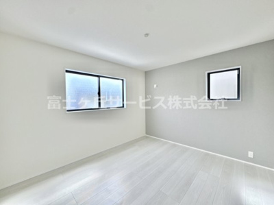 【寝室】 | 豊橋市高師町 59-2期 新築一戸建て 2号棟 | ゆとりの広さです