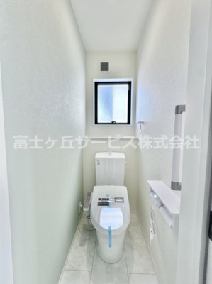 【トイレ】 | 豊橋市高師町 59-2期 新築一戸建て 2号棟 | 清潔感のあるトイレです
