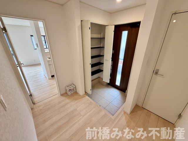 【新築平屋】高崎市金古町第16　４号棟(全４棟)　クレイドルガーデン　新築建売分譲の玄関|収納もある玄関です