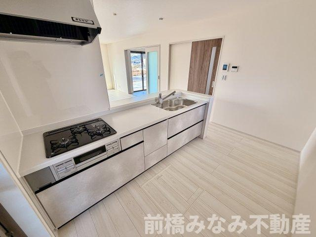 【新築】前橋市富士見町時沢第4　２号棟(全４棟)　クリエートの家　新築建売分譲のキッチン|コンパクトなキッチンで掃除もラクラク