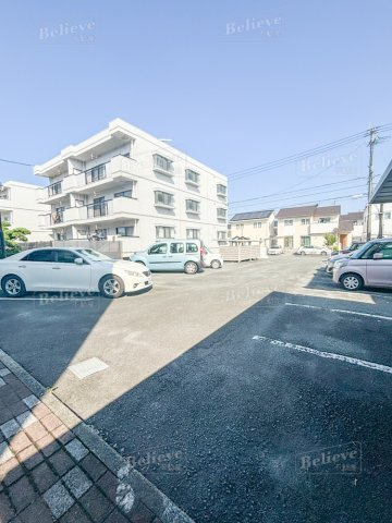マンションアザレア A棟の駐車場|駐車スペースもあります☆