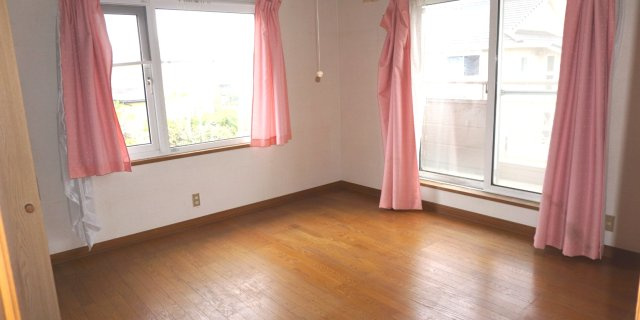 茂原市緑ヶ丘1　中古戸建の洋室|4LDK 緑ヶ丘分譲地内 南西角地公道路 スーパーせんどう徒歩約11分 都市ガス上下水 駐車1台