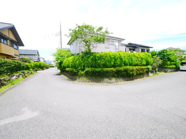 茂原市緑ヶ丘1　中古戸建の前面道路含む現地写真|4LDK 緑ヶ丘分譲地内 南西角地公道路 スーパーせんどう徒歩約11分 都市ガス上下水 駐車1台