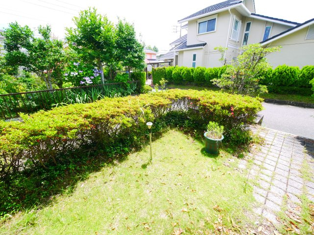 茂原市緑ヶ丘1　中古戸建の庭|4LDK 緑ヶ丘分譲地内 南西角地公道路 スーパーせんどう徒歩約11分 都市ガス上下水 駐車1台