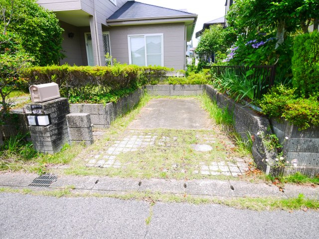 茂原市緑ヶ丘1　中古戸建の駐車場|4LDK 緑ヶ丘分譲地内 南西角地公道路 スーパーせんどう徒歩約11分 都市ガス上下水 駐車1台