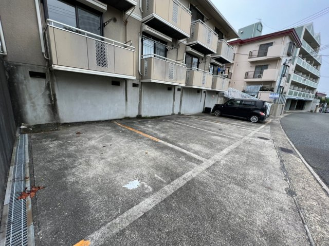 セジュール今寺の駐車場