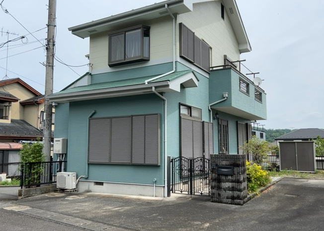 【前面道路含む現地写真】 | 住宅用の土地では前面道路に2m以上接していなければならないと法律で定められています。しかし、お持ちの車のサイズやライフスタイルなどにより、2mでは利便が悪い場合もございますので、事前に確認しましょう。