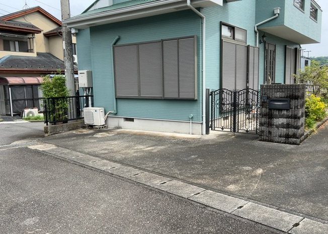 【駐車場】 | 駐車場と明記されていても、最小スペースでつくられた駐車場だと大型車は駐車できなかったり、出入りしにくくなったりする可能性があります。お車のサイズと購入したい物件の駐車場のサイズを現地で確認しましょう。
