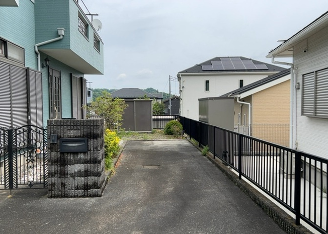【庭】 | 庭があることでガーデニングや家庭菜園はもちろん、こどもの遊び場やペットを放して遊ぶことができます。また、家の周囲に余裕があるということです。隣地との間があれば、十分な日当たりと、風通しが確保できます。