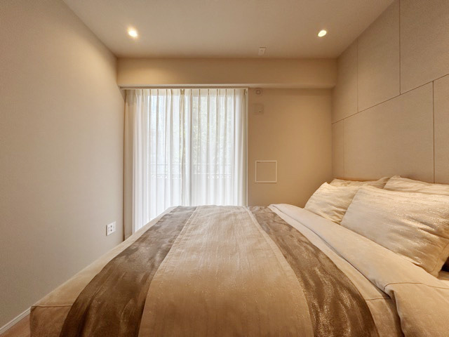 【寝室】 | ファミールコート白金タワーズ | 窓から明るい光が差し込む洋室。ベッドを置いて個人居室にする場合は、多くの時間を過ごすことになる空間です。使い勝手や落ち着きを想像してください。～即日のご見学可能～　お問合せはお気軽にどうぞ。
